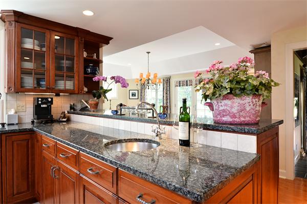 662 Salem End Road Framingham, MA 01702 - Photo 6 of 29 Gallery Image 6