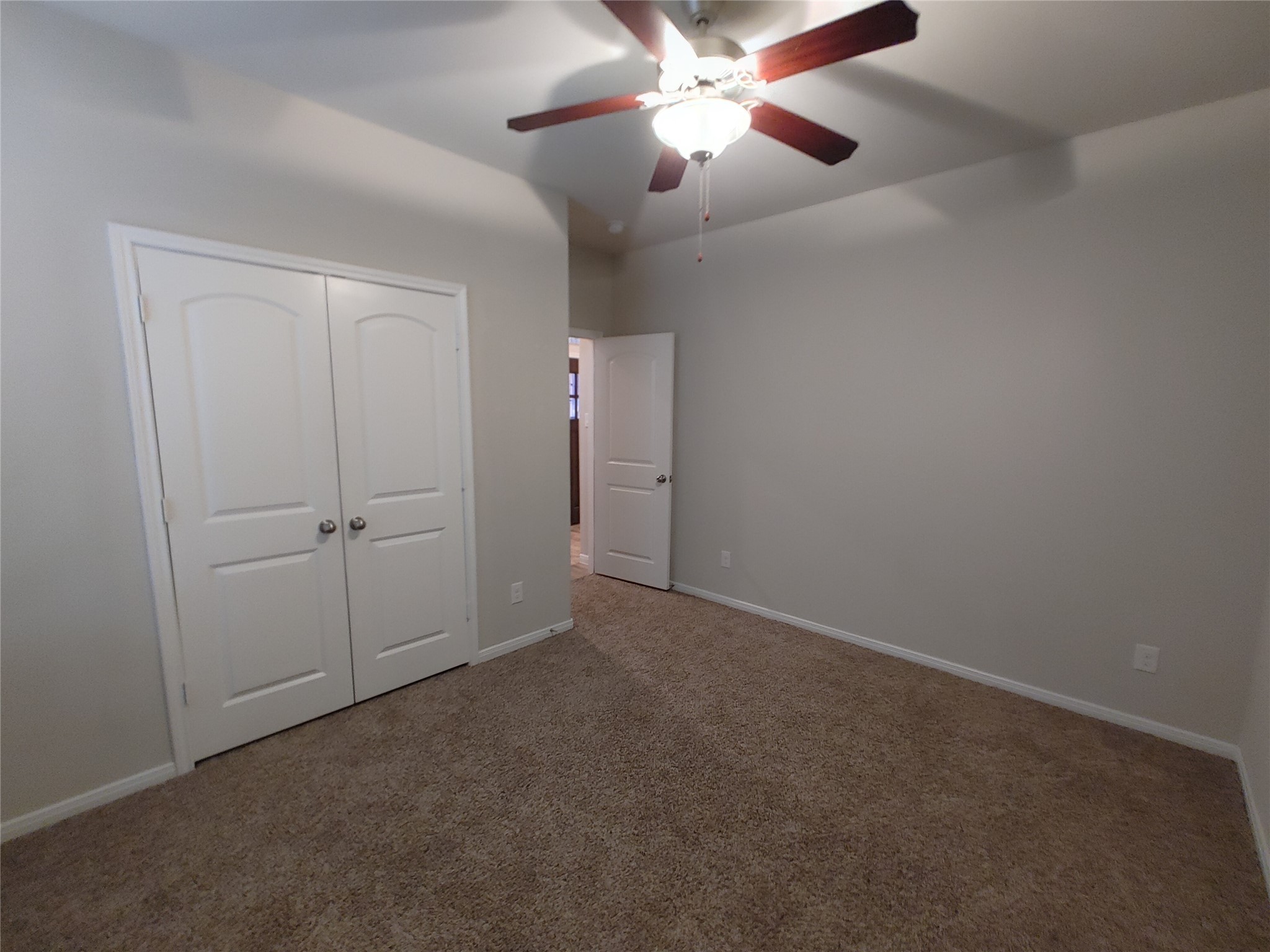 6206 Blue Coast Lane Conroe, TX 77304 - Photo 21 of 43 an empty room with closet and a chandelier fan