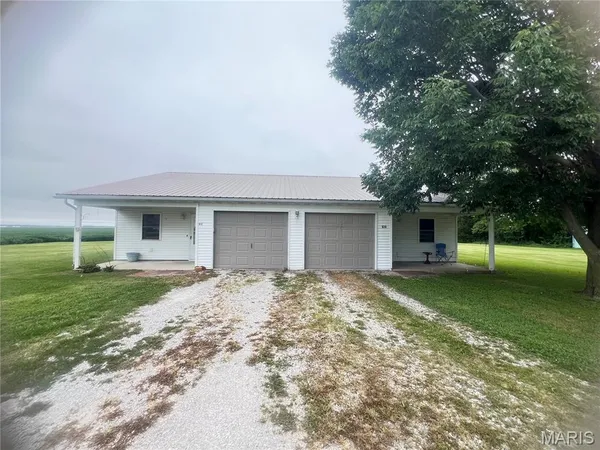 $139,500 | 812 West Douglas Street, New Douglas, IL 62074
