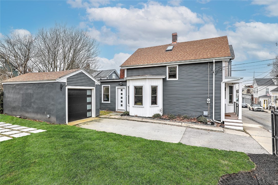 27 South Baptist Street Newport, RI 02840 - Photo 3 of 39