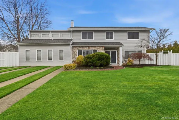 a view of an house with backyard and garden