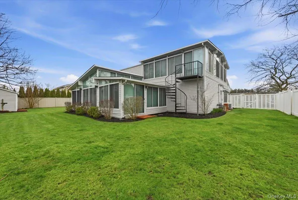 a view of a house with backyard and garden