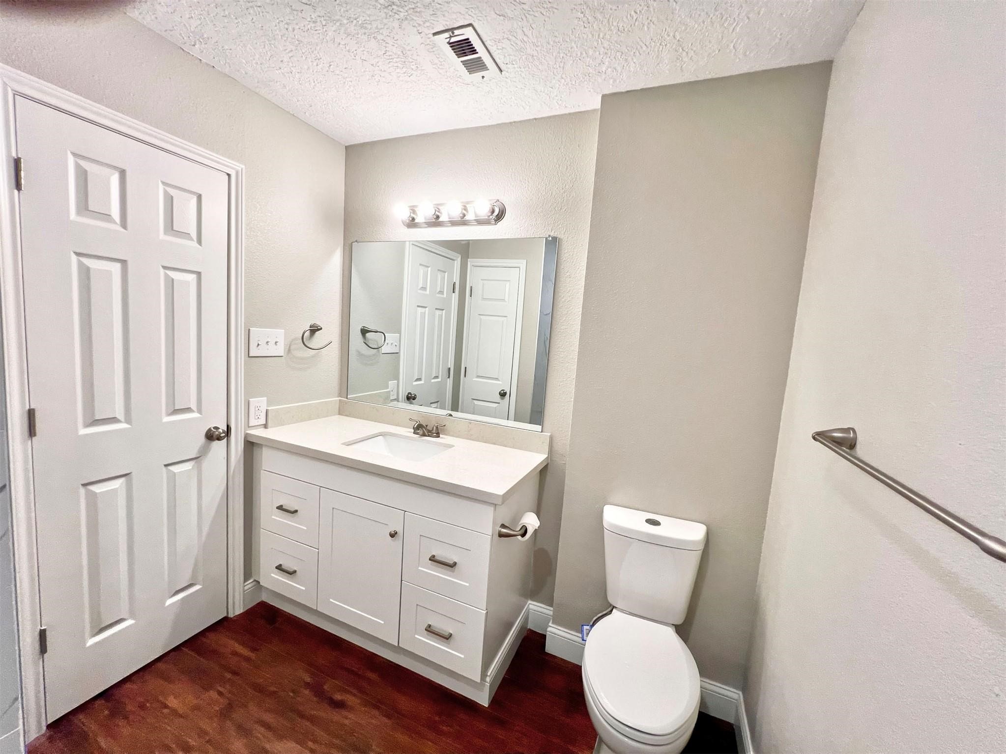 415 Sevenhampton Lane Houston, TX 77015 - Photo 22 of 28 Main bathroom