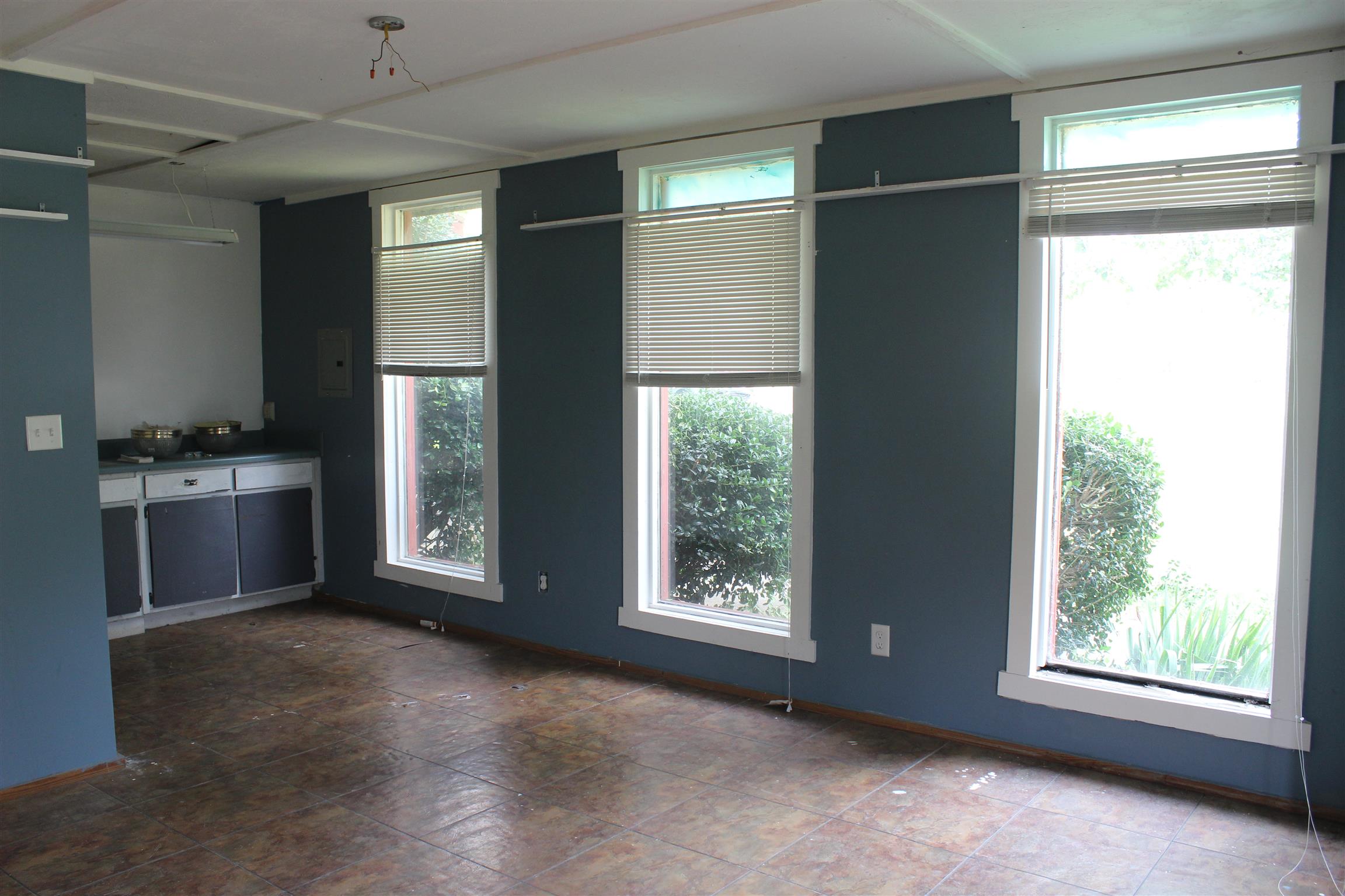 4029 Woodard Road Springfield, TN 37172 - Photo 10 of 16 an empty room with windows and cabinet