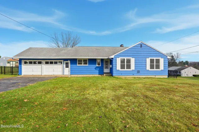a view of a house with a backyard