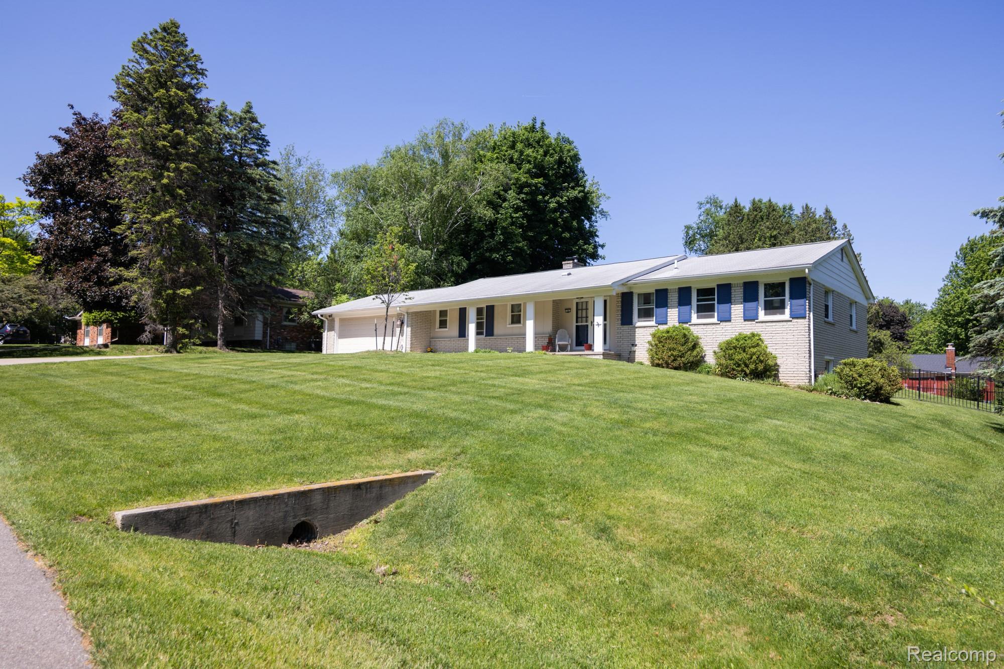 724 Sandstone Drive Rochester, MI 48309 - Photo 2 of 60 Expansive front lawn with a gentle slope