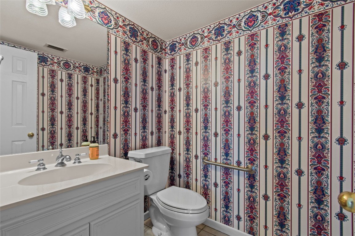 25048 River Road Spicewood, TX 78669 - Photo 9 of 33 Large Guest bathroom located off the main living and kitchen areas.