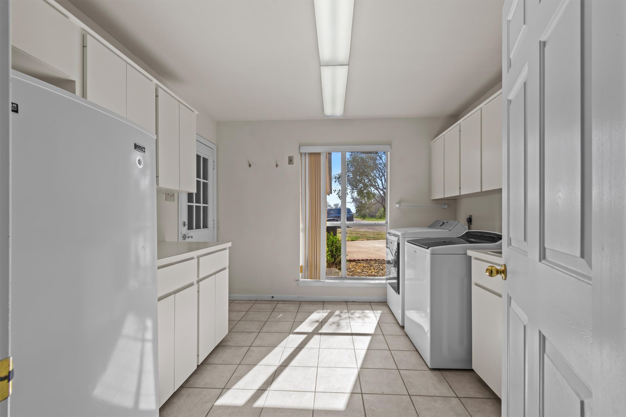 25048 River Road Spicewood, TX 78669 - Photo 10 of 33 Oversized utility room with sink and lots of storage.