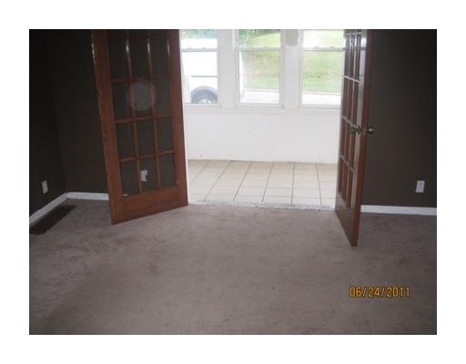 555 Fair Oaks Street McKees Rocks, PA 15136 - Photo 3 of 9 Living Room.