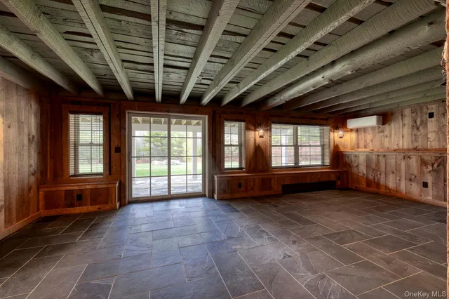 a view of livingroom with furniture