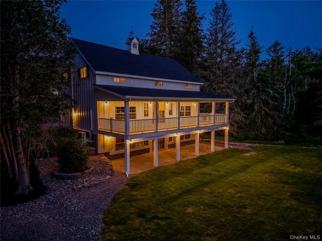 a view of a house with backyard and garden