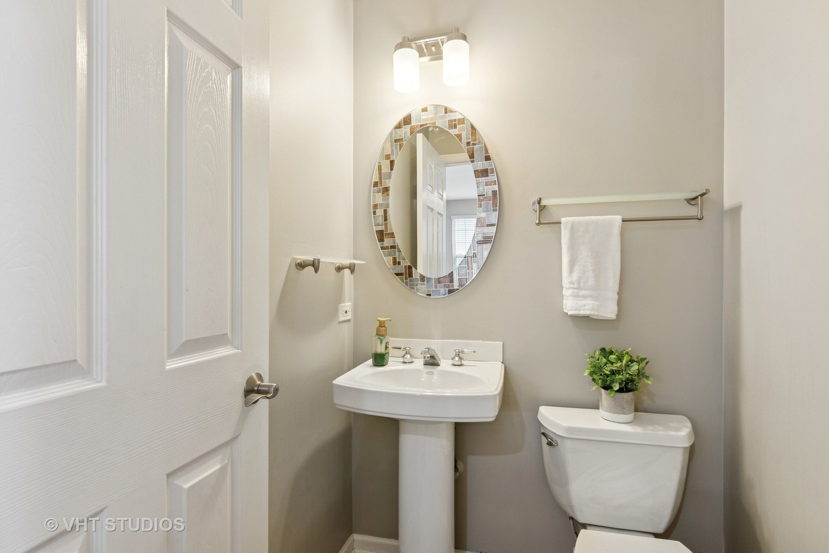 5178 Scott Circle Lisle, IL 60532 - Photo 20 of 45 a bathroom with a toilet a sink and mirror