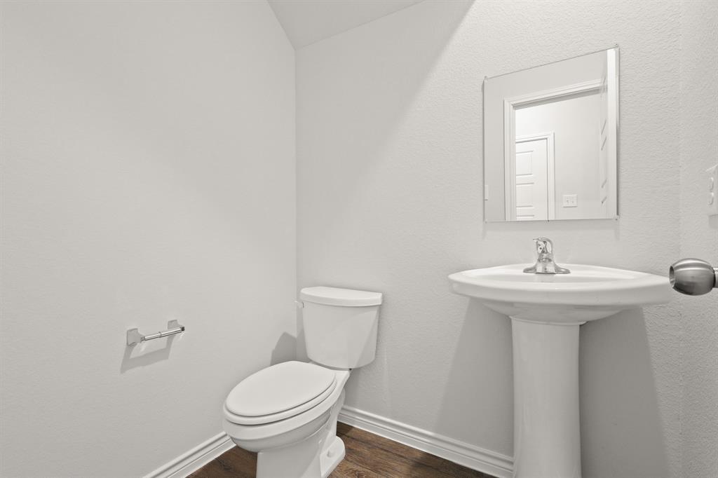 1500 Romans Road Ennis, TX 75119 - Photo 7 of 38 a bathroom with a sink toilet and a mirror