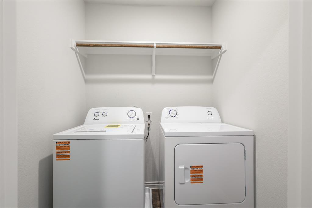 1500 Romans Road Ennis, TX 75119 - Photo 8 of 38 a utility room with dryer and washer