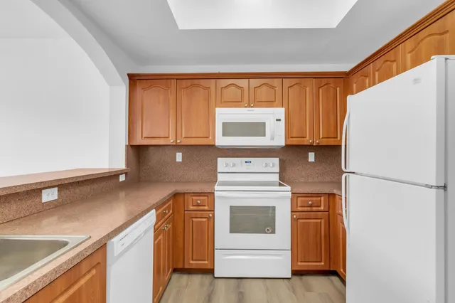 $2,700 | 8970 West Flagler Street, Unit 208, Miami, FL 33174