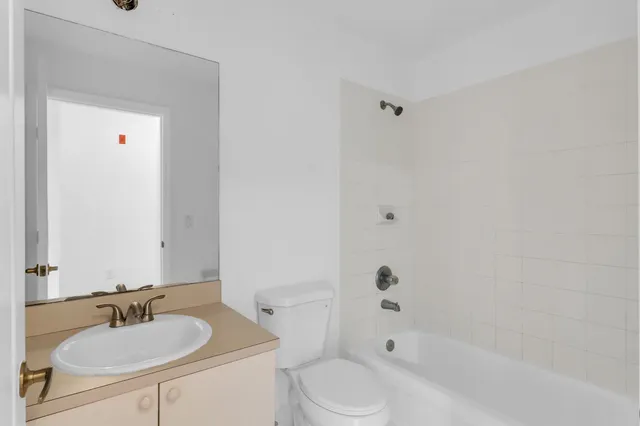 $2,700 | 8970 West Flagler Street, Unit 208, Miami, FL 33174