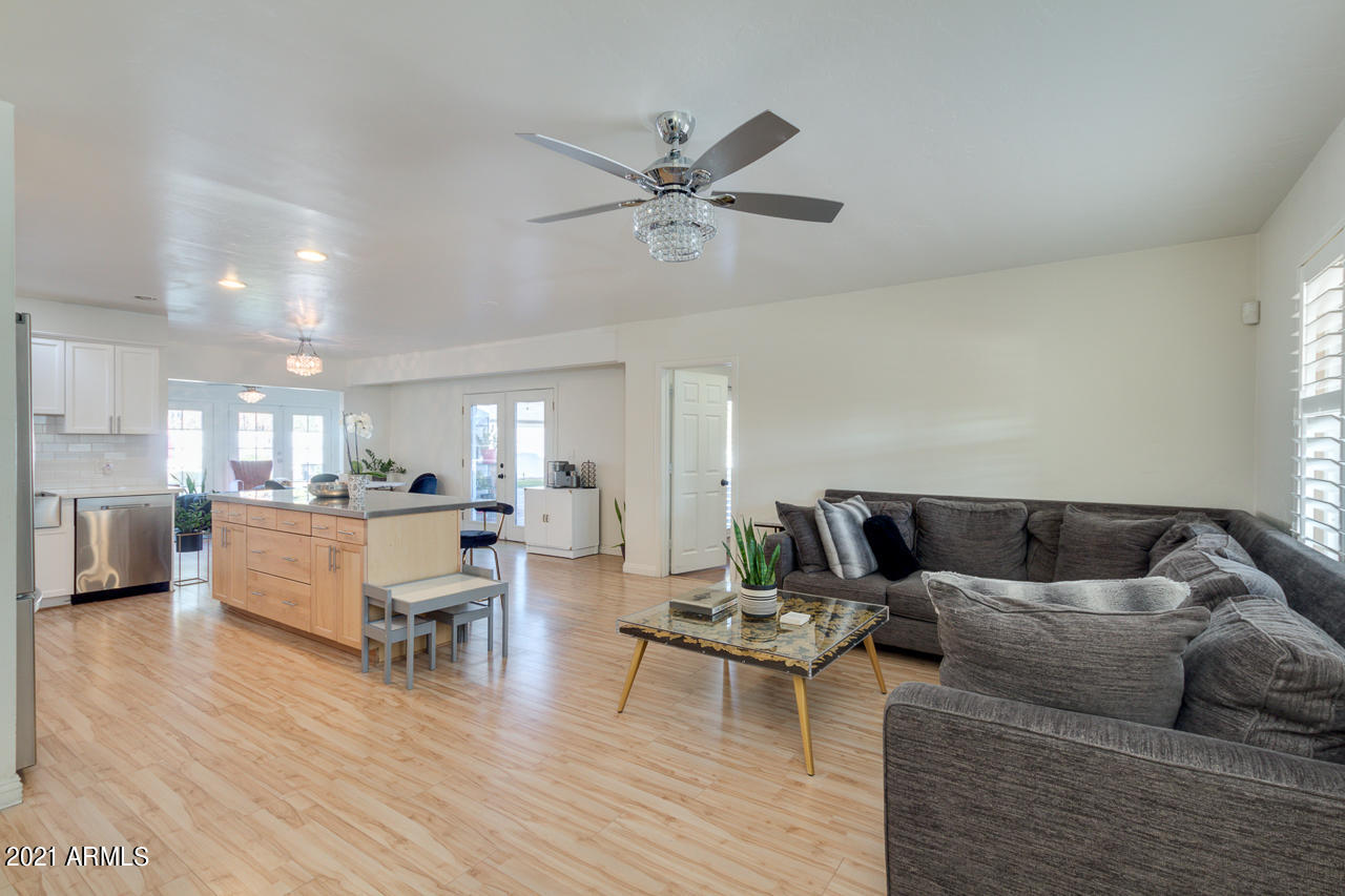 902 West Roma Avenue Phoenix, AZ 85013 - Photo 3 of 33 804643C6-4687-4E2C-B5B7-8569E5D38786