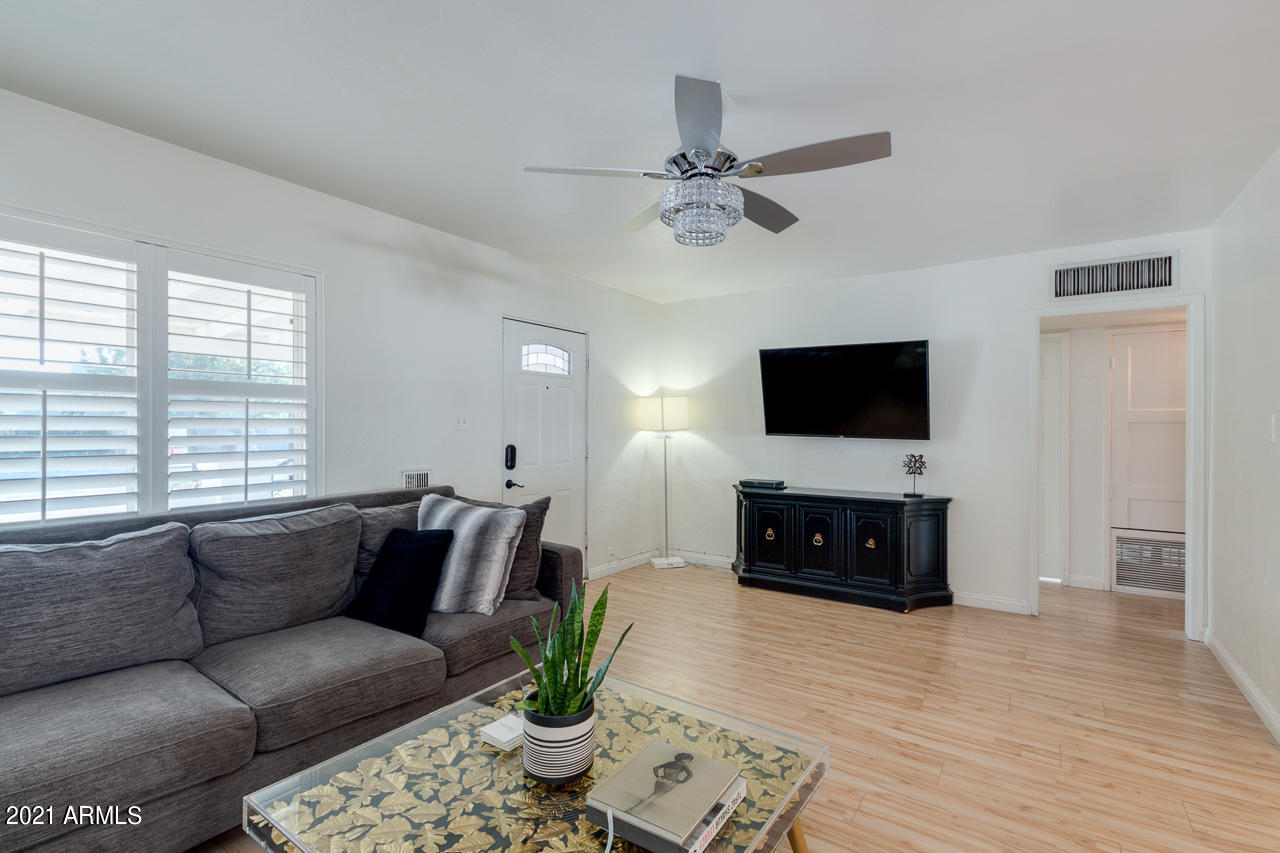 902 West Roma Avenue Phoenix, AZ 85013 - Photo 4 of 33 174CCC84-CA1D-41FA-BEC1-0A53E6BFFC53