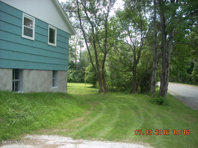 71 Melbourne Road Pittsfield, MA 01201 - Photo 15 of 17 side