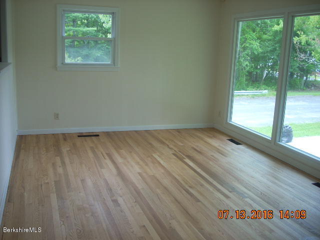 71 Melbourne Road Pittsfield, MA 01201 - Photo 4 of 17 living1