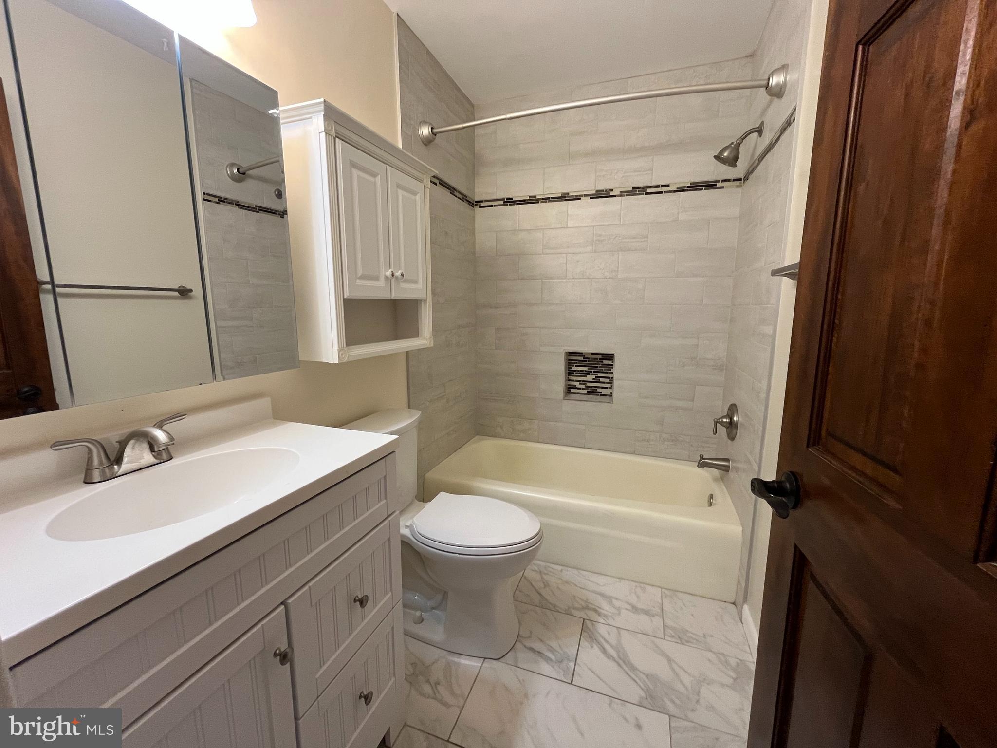 3203 Riverview Drive Triangle, VA 22172 - Photo 37 of 78 a bathroom with a sink a toilet and a bathtub
