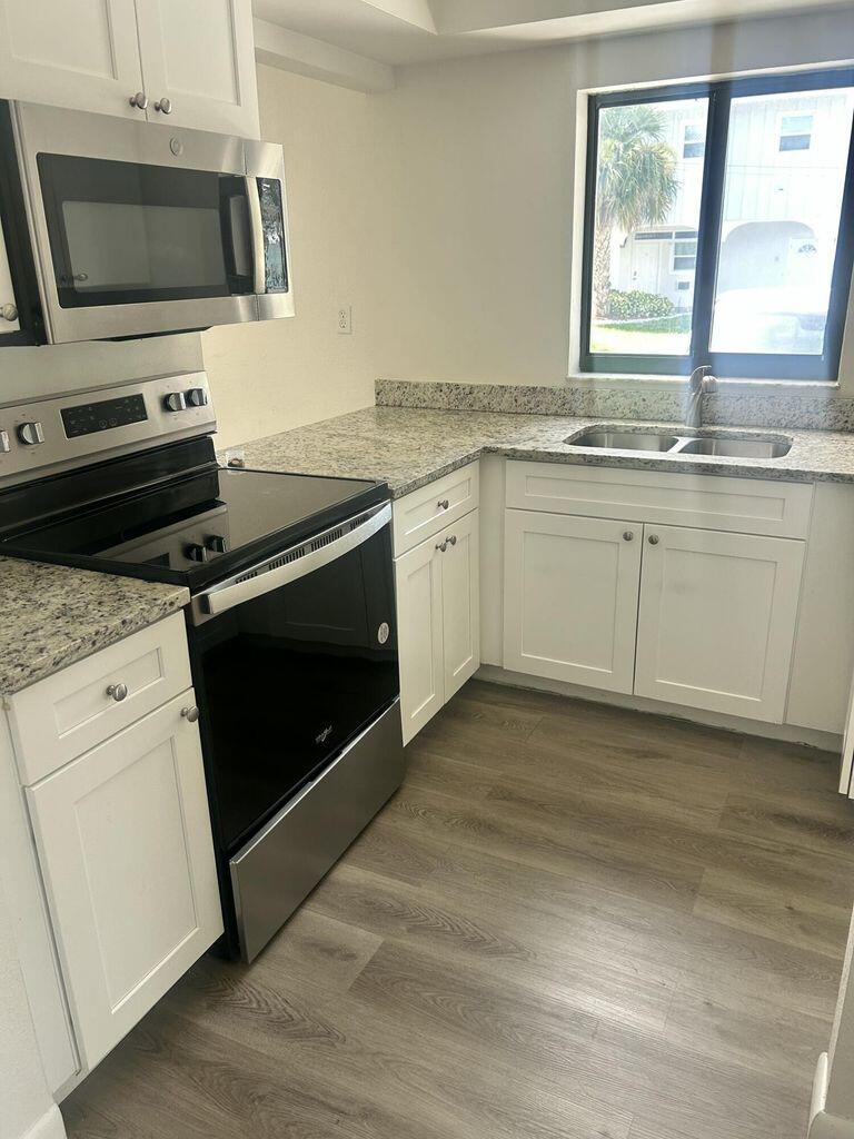 652 Hernando Street, Unit B Fort Pierce, FL 34949 - Photo 6 of 25 Kitchen