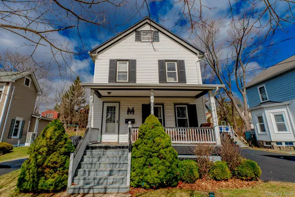 a view of a yard in front of house
