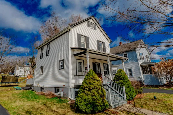 a view of a house with a yard