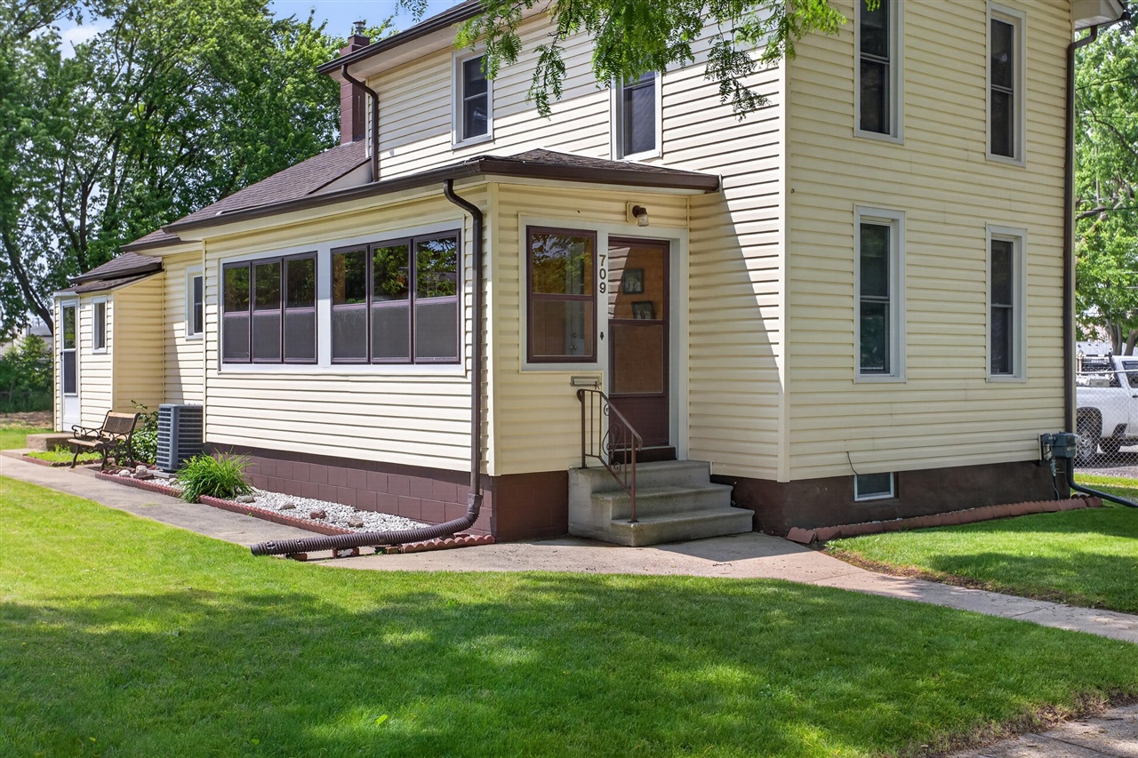 709 Detroit Street Jackson, MI 49201 - Photo 1 of 38
