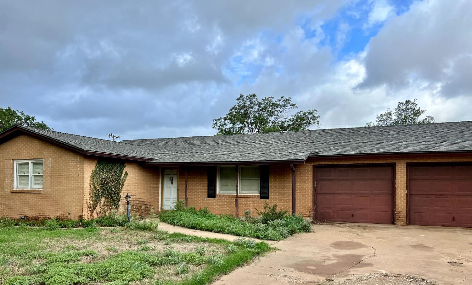 1415 Avenue North Ralls, TX 79357 - Photo 1 of 18 a front view of a house with a garden