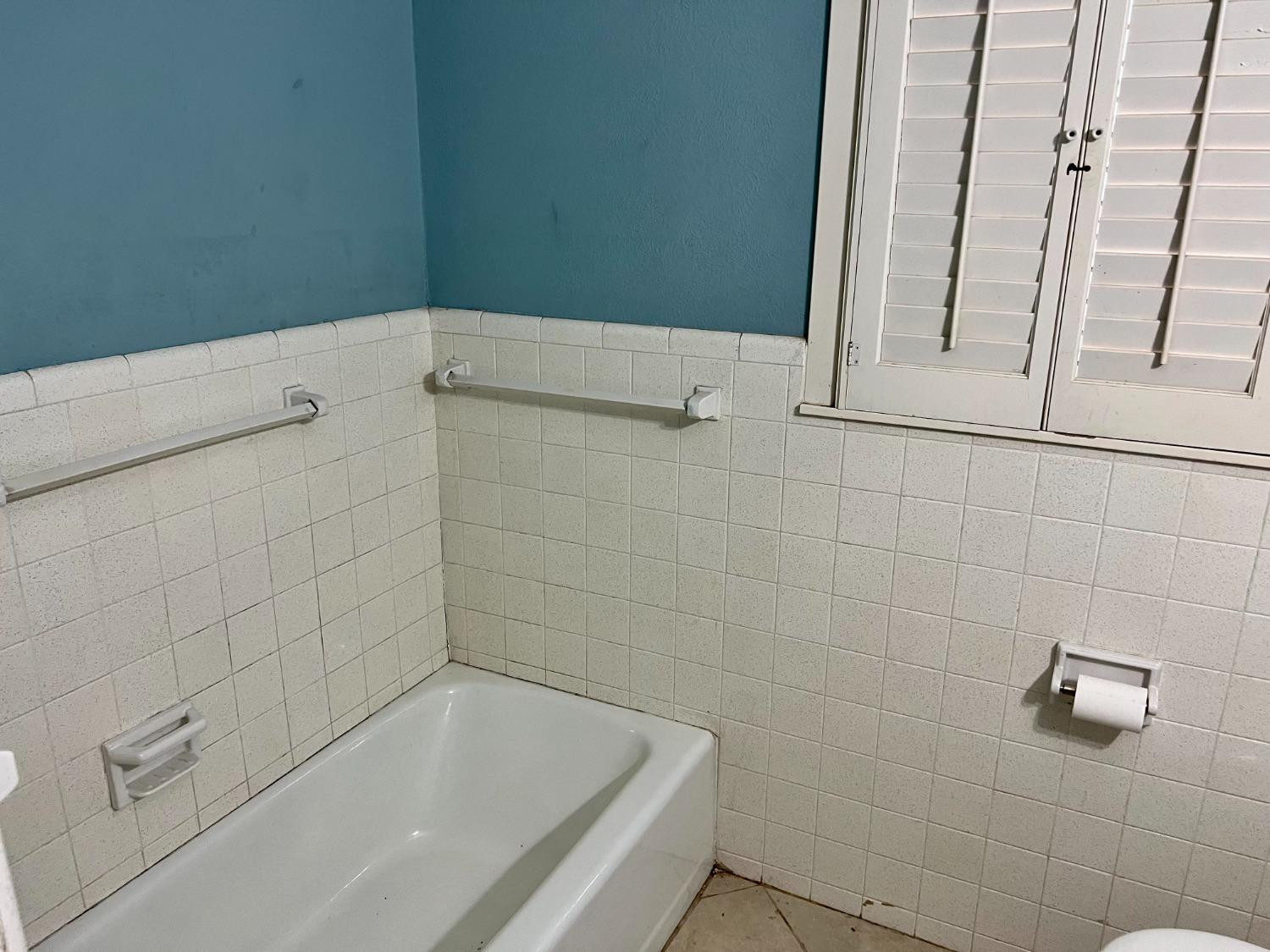 1415 Avenue North Ralls, TX 79357 - Photo 6 of 18 a bathroom with a bathtub