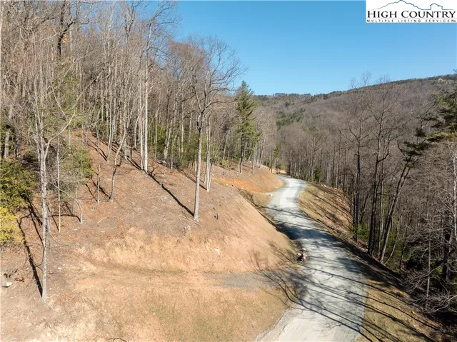 a view of a yard of the house