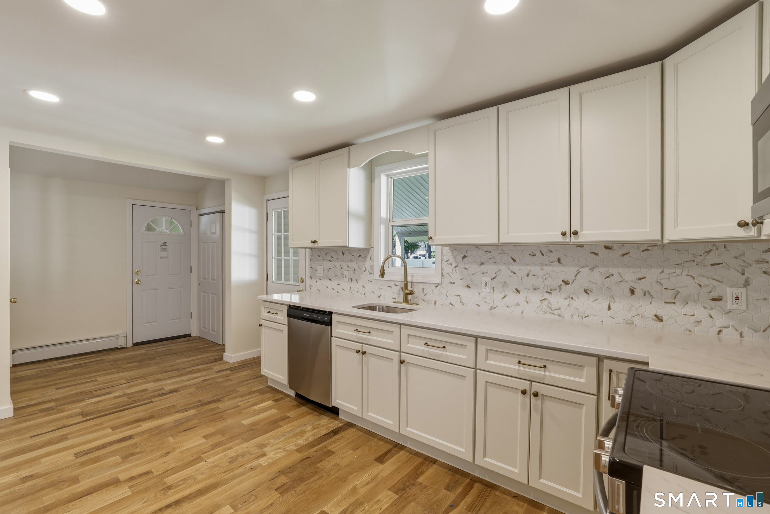 461 Mountain Road Newington, CT 06111 - Photo 4 of 21