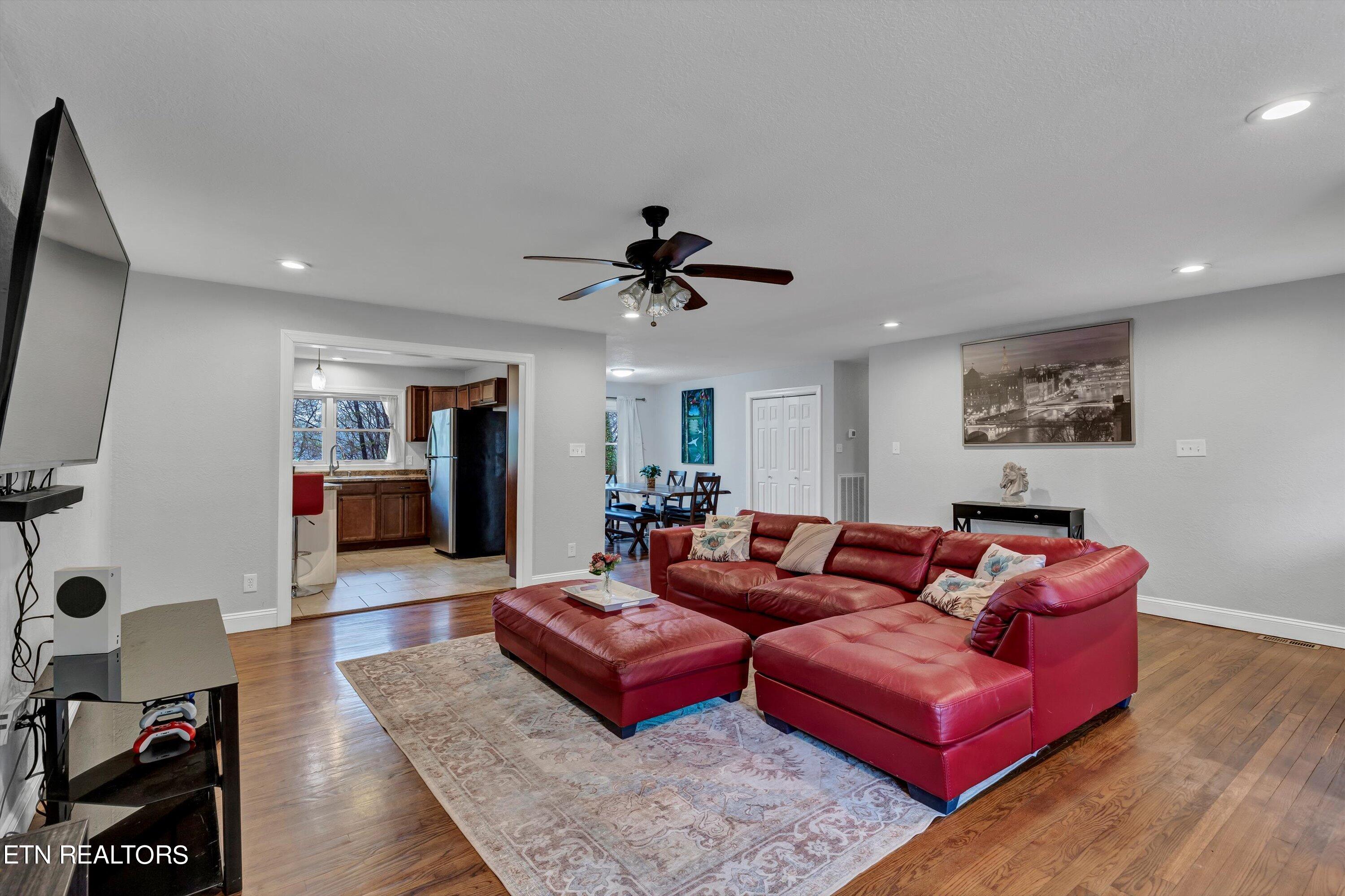 115 Wedgewood Road Oak Ridge, TN 37830 - Photo 3 of 13 Large living area
