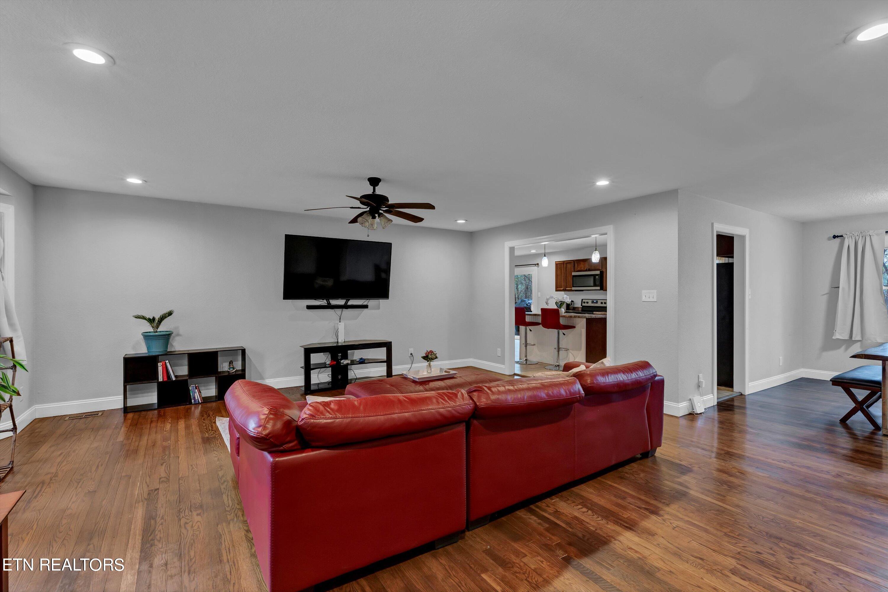 115 Wedgewood Road Oak Ridge, TN 37830 - Photo 4 of 13 Hardwood floors