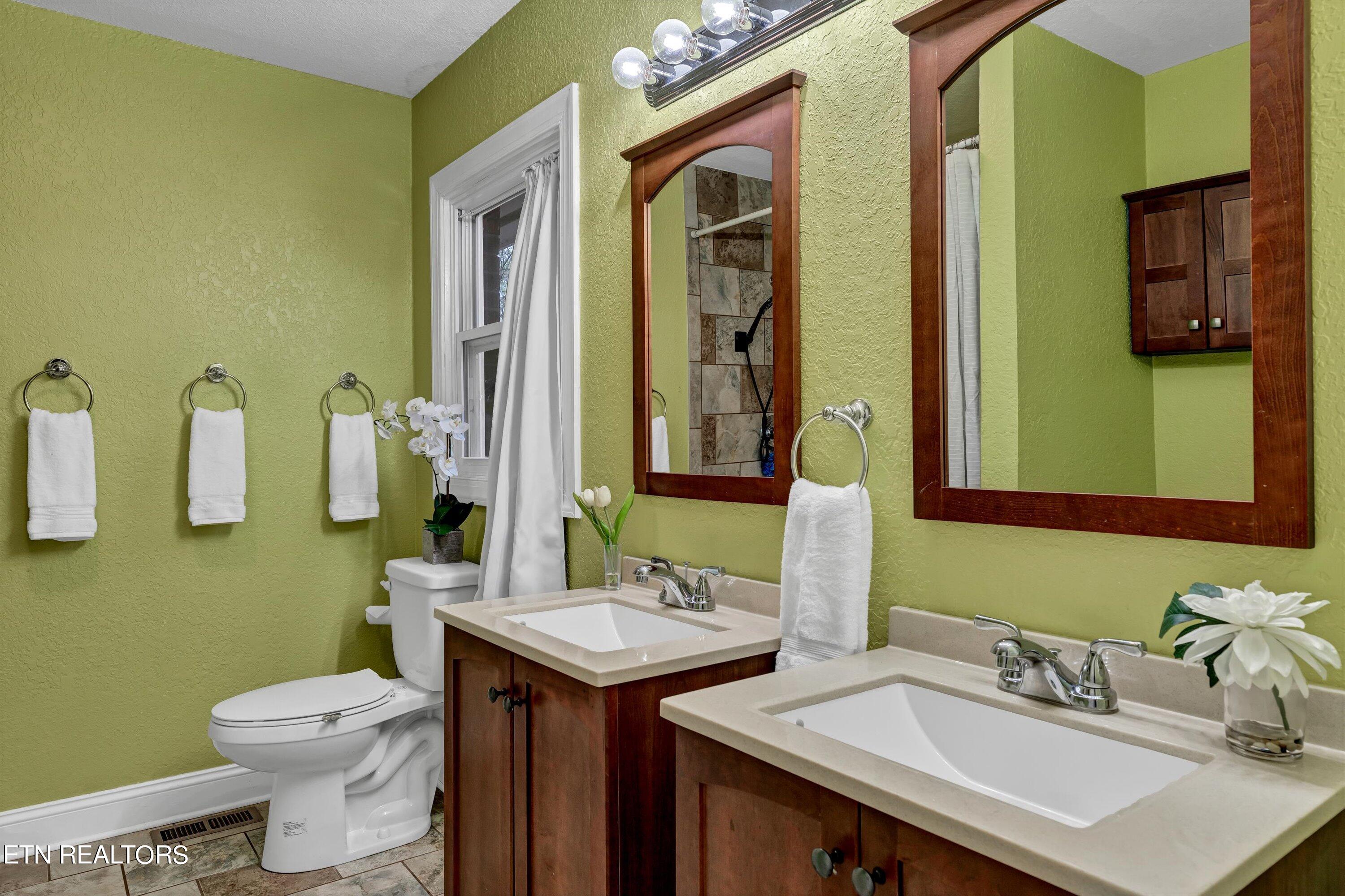 115 Wedgewood Road Oak Ridge, TN 37830 - Photo 8 of 13 Primary bath
