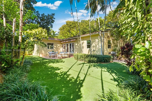 a view of house with garden