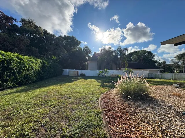 a view of a backyard
