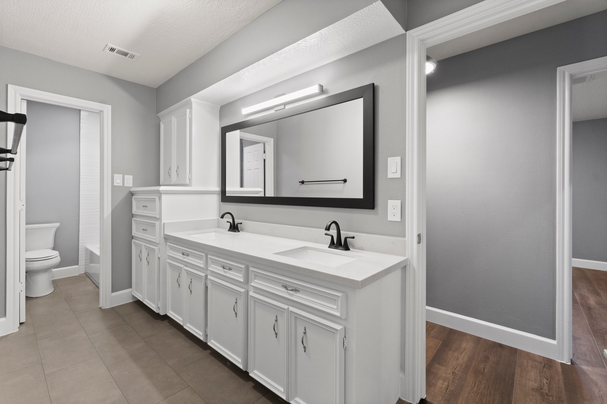 31 Tanager Trail The Woodlands, TX 77381 - Photo 23 of 48 a bathroom with 2 sink and a mirror