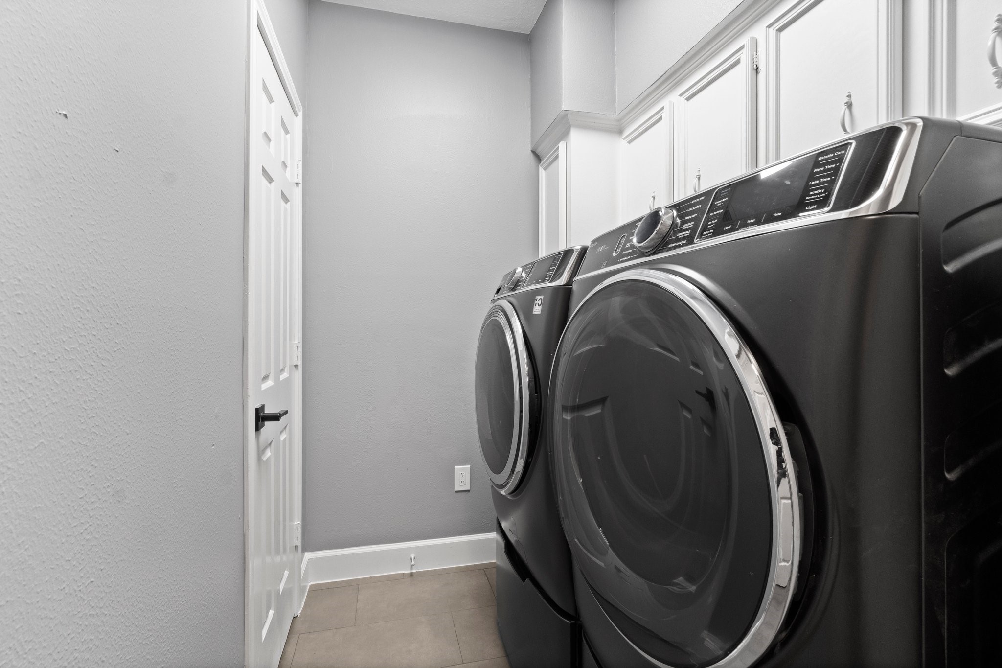31 Tanager Trail The Woodlands, TX 77381 - Photo 33 of 48 a utility room with dryer and washer