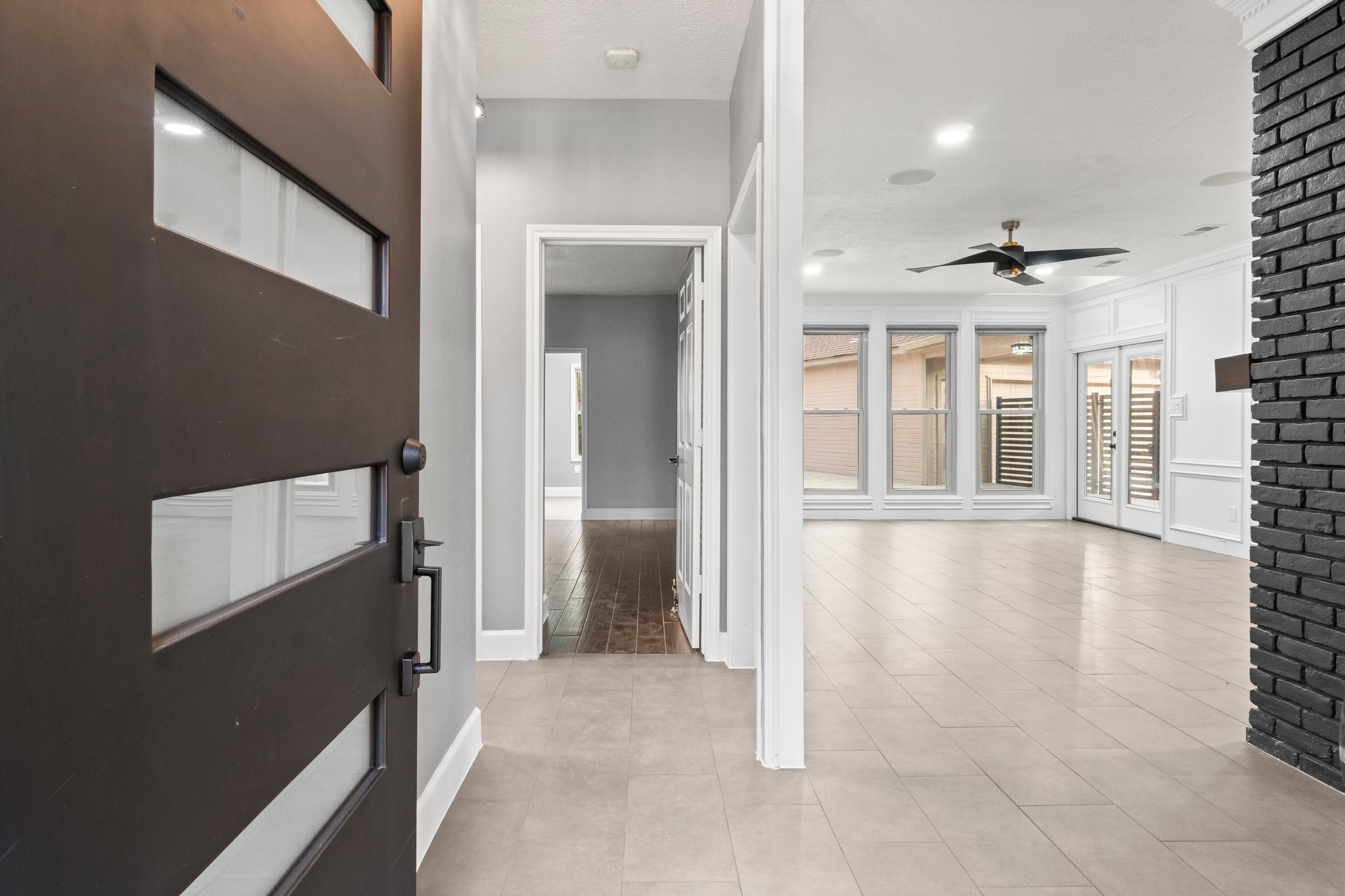 31 Tanager Trail The Woodlands, TX 77381 - Photo 5 of 48 en empty room with windows and ceiling fan