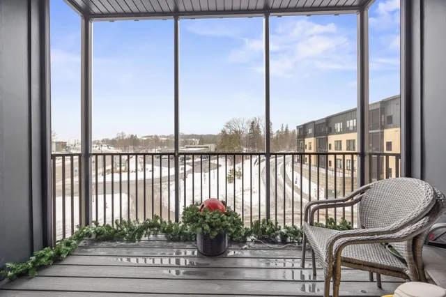 $265,945 | 1948 Wayzata Boulevard, Unit 203, Long Lake, MN 55356