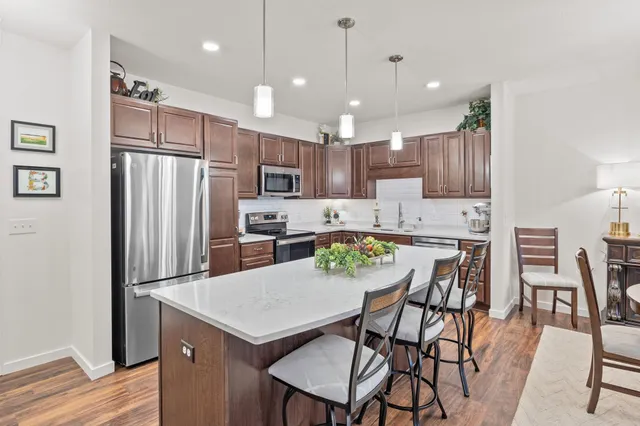 $265,945 | 1948 Wayzata Boulevard, Unit 203, Long Lake, MN 55356