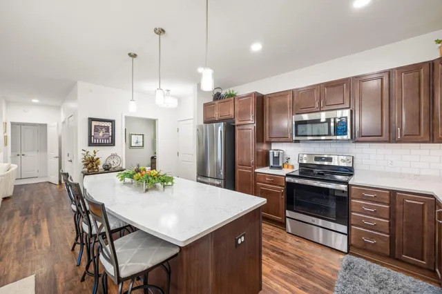 $265,945 | 1948 Wayzata Boulevard, Unit 203, Long Lake, MN 55356