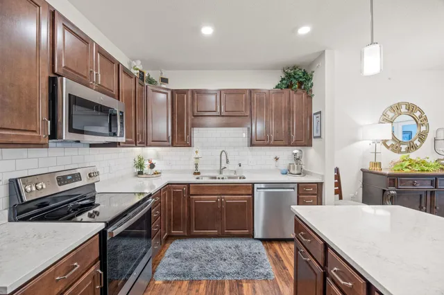 $265,945 | 1948 Wayzata Boulevard, Unit 203, Long Lake, MN 55356