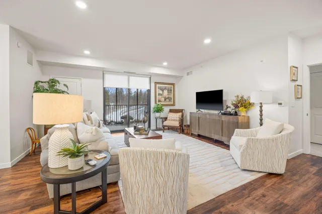 $265,945 | 1948 Wayzata Boulevard, Unit 203, Long Lake, MN 55356