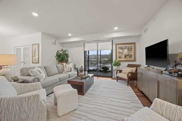 $265,945 | 1948 Wayzata Boulevard, Unit 203, Long Lake, MN 55356