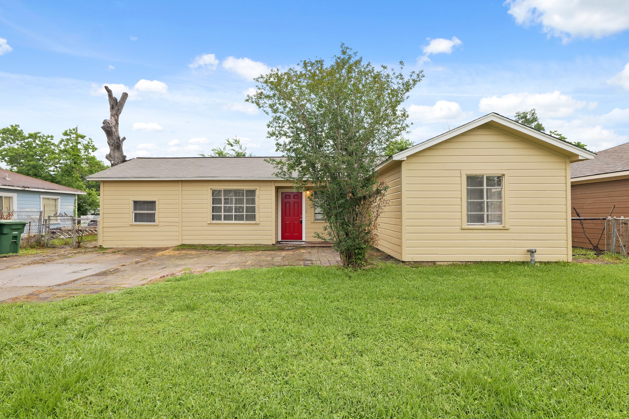 9133 Woodlyn Road Houston, TX 77078 - Photo 1 of 16 a view of a backyard with a garden
