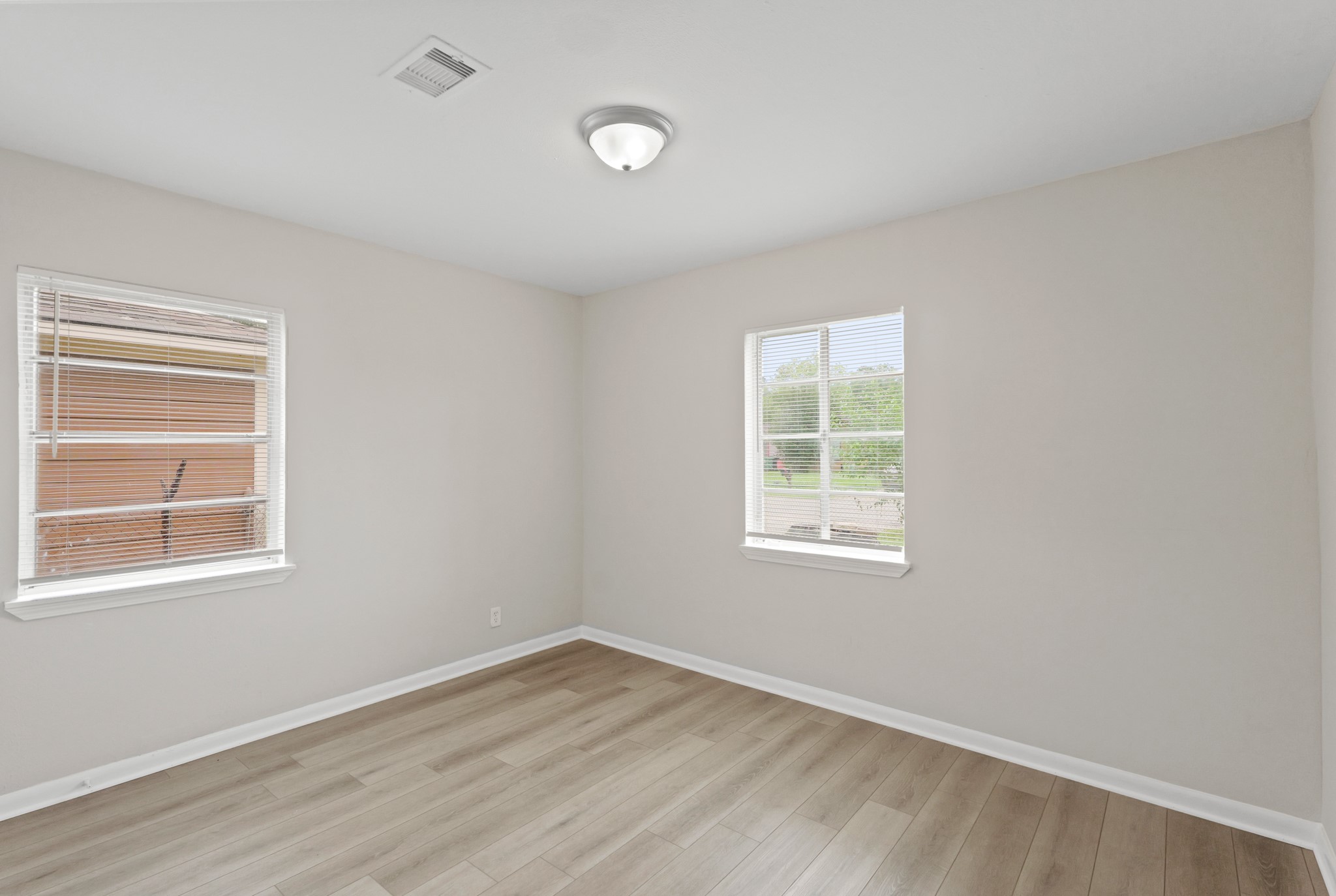 9133 Woodlyn Road Houston, TX 77078 - Photo 12 of 16 an empty room with a window