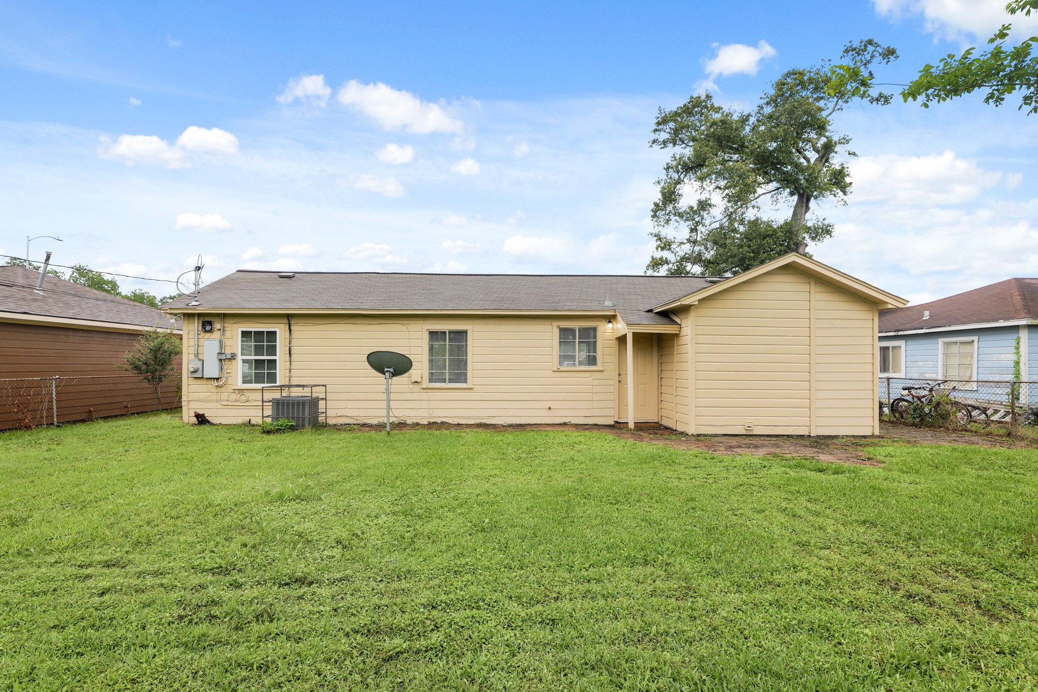 9133 Woodlyn Road Houston, TX 77078 - Photo 14 of 16 a front view of house with yard and trees
